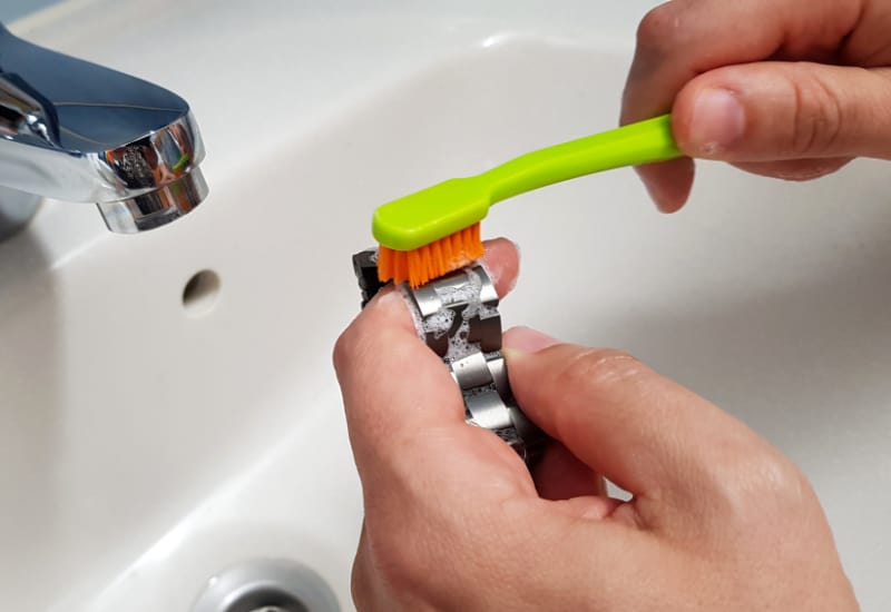 Reinigung von Metall-Uhrenarmbandgliedern mit einer Zahnbürste
