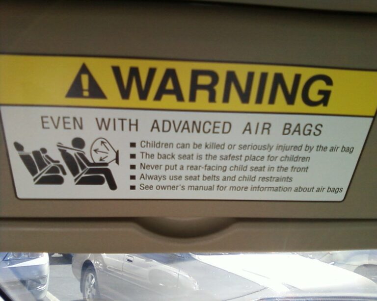 Wie entferne ich Airbag-Aufkleber von Sonnenblenden?
