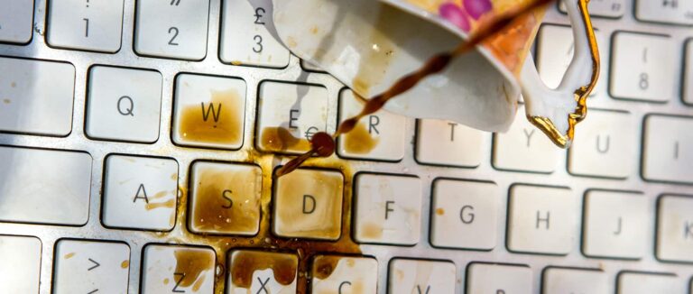 Verschütteter Kaffee auf Ihrem Laptop? So speichern Sie es.