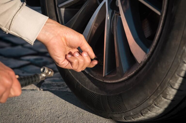 An einer Tankstelle Luft in Ihre Reifen geben: Der komplette Leitfaden