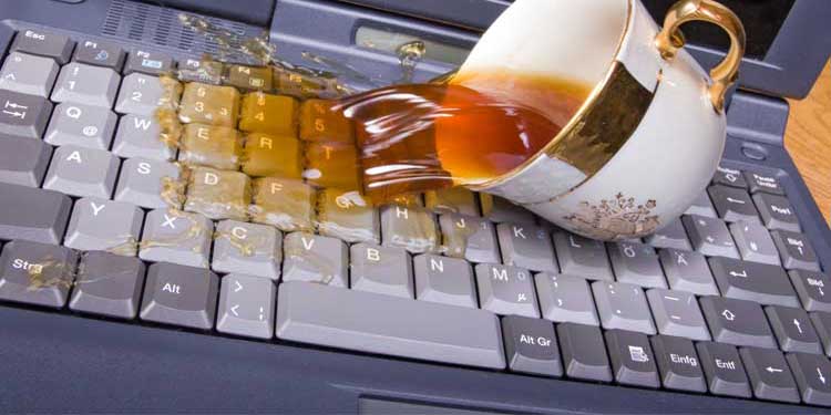 Getränke auf Laptop-Tastatur 1