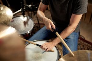 Top 11 der besten Online-Ressourcen, um Schlagzeug spielen zu lernen