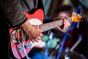 11 Best Online Resources To Learn How To Play Electric Guitar