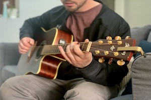 11 Beste Online-Ressourcen, um zu lernen, wie man akustische Gitarre spielt