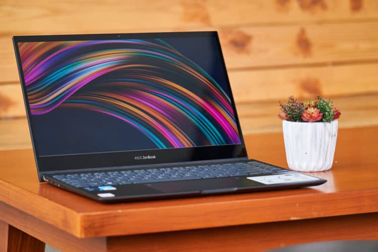 ein ASUS Zenbook Laptop auf einem Holztisch
