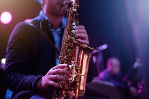 Wie man Saxophone für optimale Haltung & Technik hält