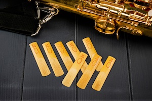 Wie man ein Saxophonrohrblatt weich macht