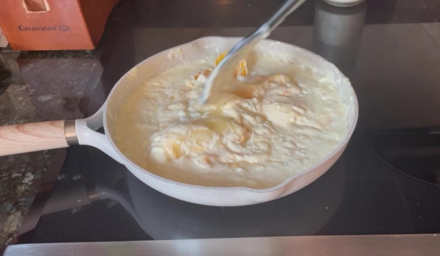 Eigenes - geräuchertes Brisket Mac und Käse auf dem großen grünen Ei - Münsterkäse hinzufügen und untermischen