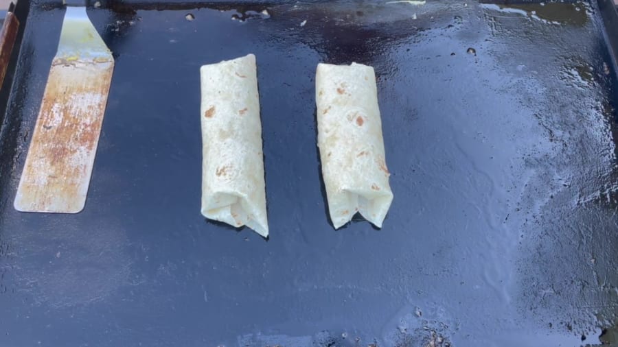 Own - Frühstücksburrito auf der Blackstone Grillplatte - Legen Sie die Burrito-Nähte mit der Seite nach unten auf den Blackstone