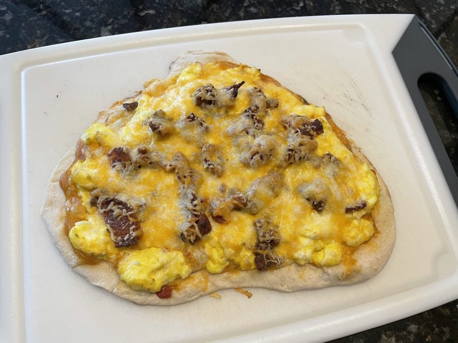Leckere Frühstückspizza auf dem großen grünen Ei (Kamado Joe)