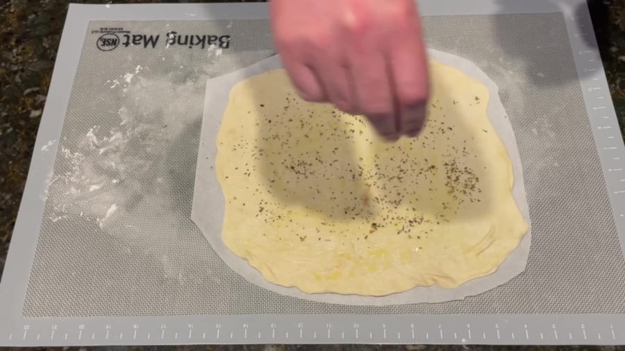 Eigene - Margherita Pizza auf dem großen grünen Ei - Krustengewürz hinzufügen