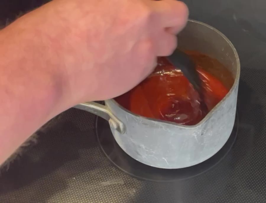 Eigener - Würziger Honig BBQ Hähnchenwickel auf der Blackstone Grillplatte - bei mittlerer Hitze umrühren