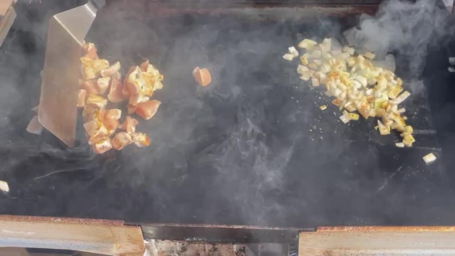 Eigene - Würziger Honig BBQ Hähnchenwickel auf der Blackstone Grillplatte - Hähnchen kochen & Zwiebeln anbraten