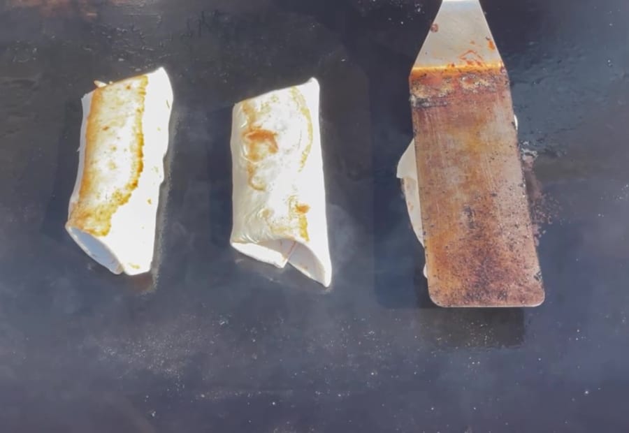 Eigene - Würziger Honig BBQ Hähnchenwickel auf der Blackstone Grillplatte - Tortillas wieder auf Blackstone platzieren