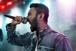 Warum legen Sänger den Mund ans Mikrofon?
