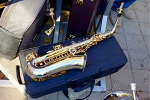 Ist es schlecht/schädlich, ein Saxophon aus dem Gehäuse zu lassen?