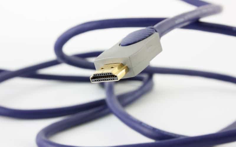ein lila HDMI-Kabel