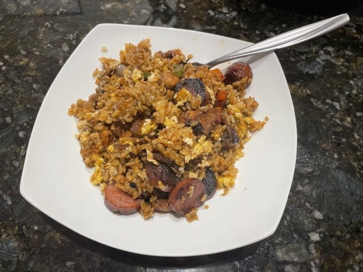 Eigene - Cajun Chicken Fried Rice mit Kielbasa Wurst auf dem Blackstone - Plated