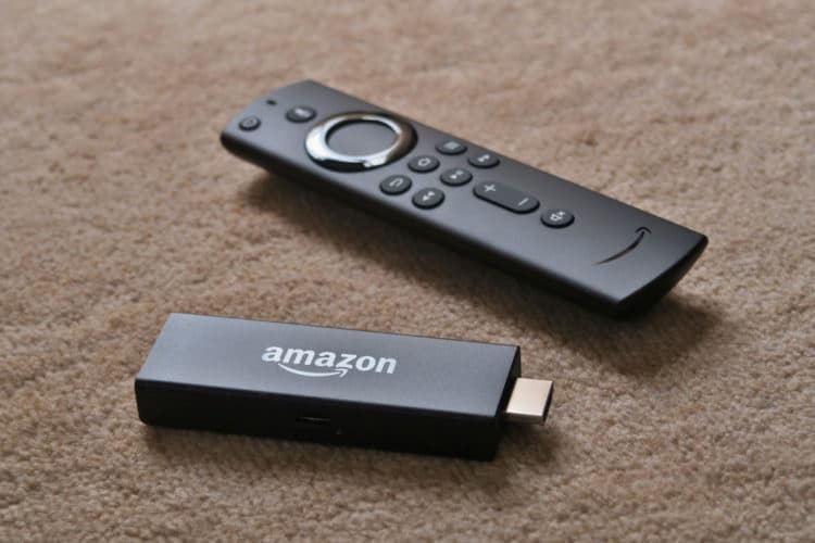 Amazon Fire TV Stick und Fernbedienung