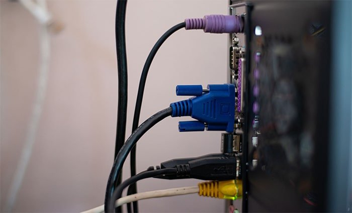 Kabel von der Rückseite der CPU