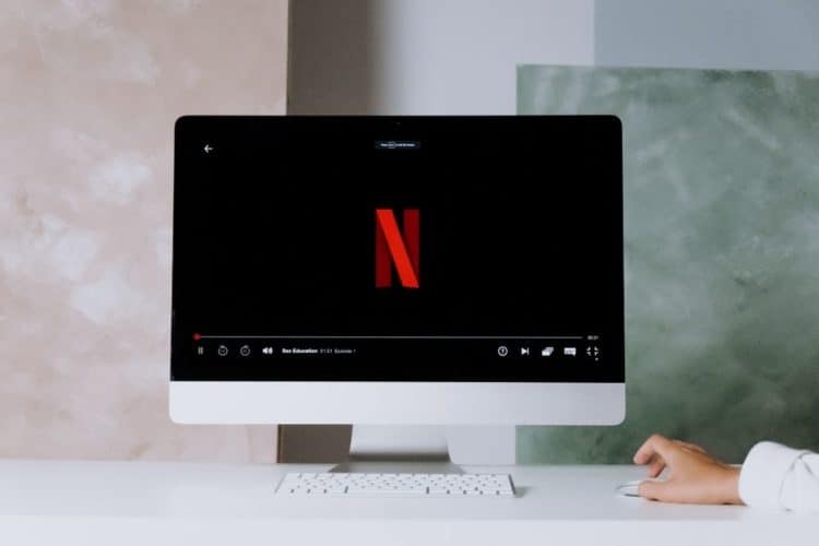 Ein iMac, der Netflix öffnet