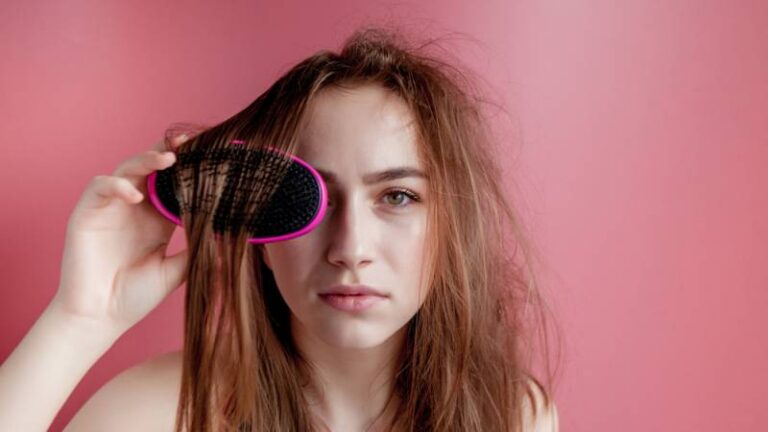 Wie man fettiges Haar loswird: 9 Möglichkeiten, fettiges Haar loszuwerden