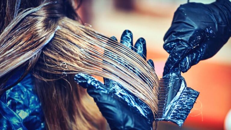 Wie lange lassen Sie Haarfärbemittel in Ihrem Haar?