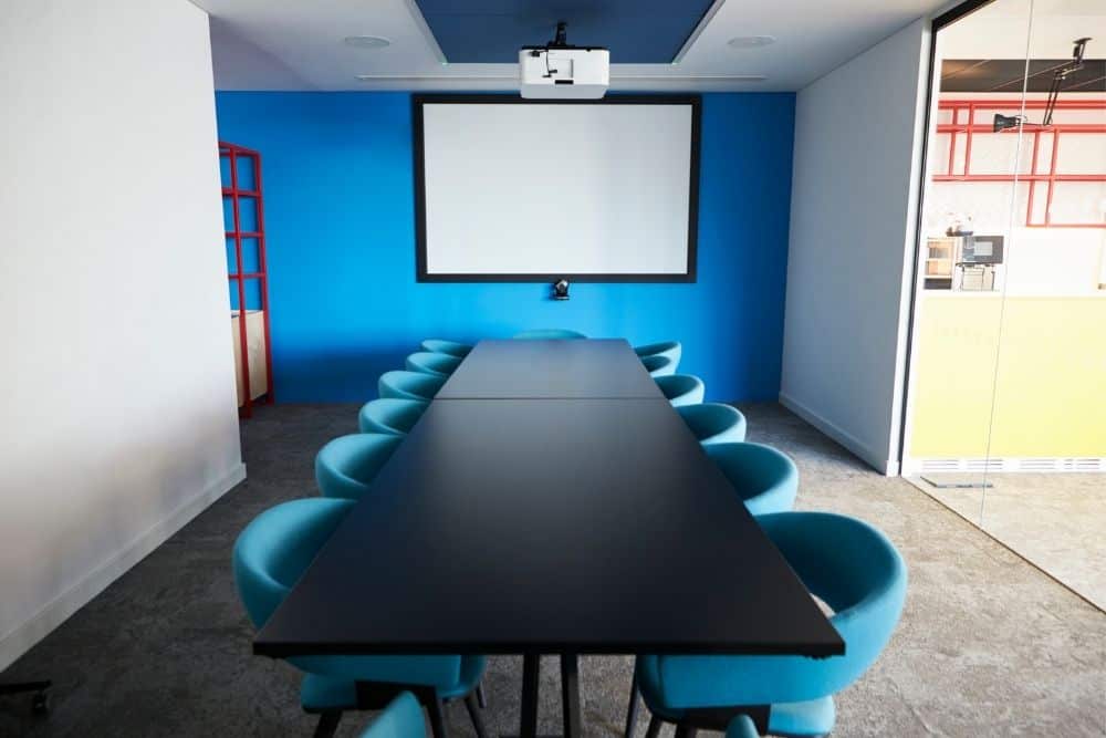 Konferenzraum mit montiertem Projektor an der Decke