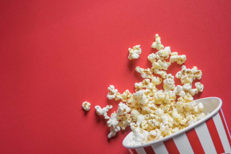 Popcorn auf rotem Hintergrund