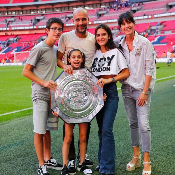 Pep Guardiola mit seiner Frau und seinen Kindern