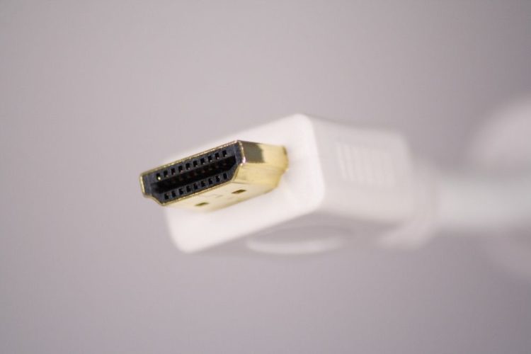 Ein weißes HDMI-Kabel vor einer weißen Wand