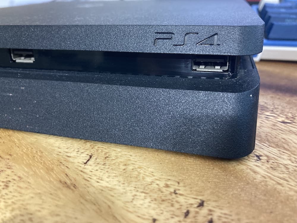 Zwei USB-Anschlüsse an einer PS4