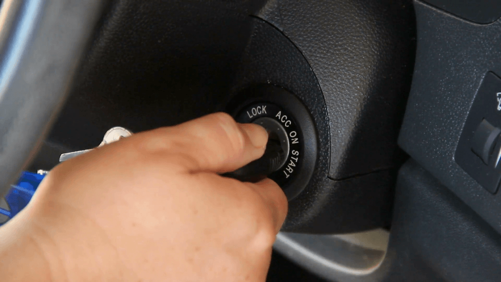 Was passiert mit dem Fahrzeug, wenn Sie den Zündschalter einschalten? 